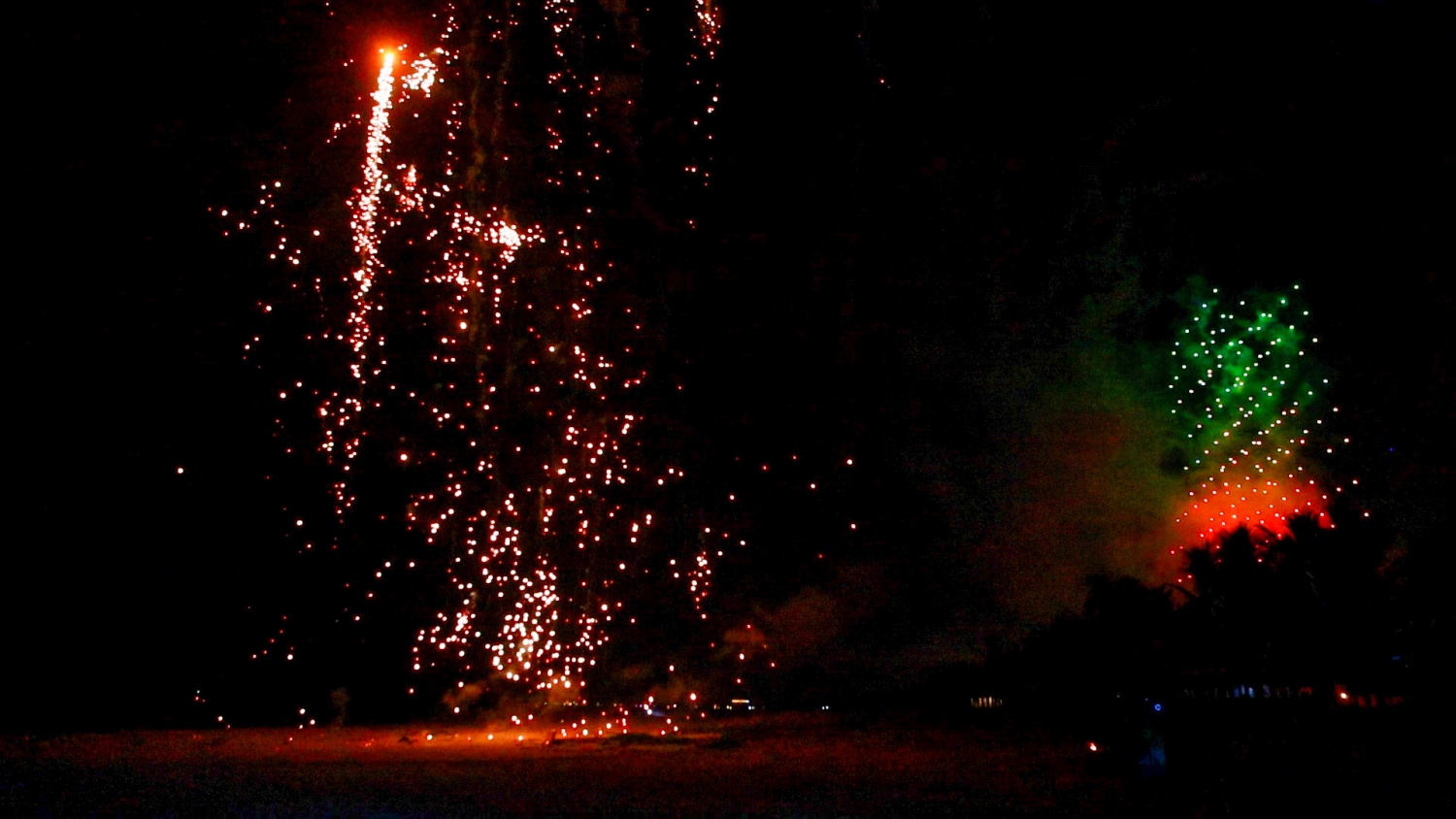 Hàng trăm drone đồng loạt cất cánh, phát sáng, hòa vào màn đêm tĩnh lặng, mở đầu cho câu chuyện lịch sử về dòng chảy năng lượng Việt Nam. Hàng trăm drone đồng loạt cất cánh, phát sáng, hòa vào màn đêm tĩnh lặng, mở đầu cho câu chuyện lịch sử về dòng chảy năng lượng Việt Nam.