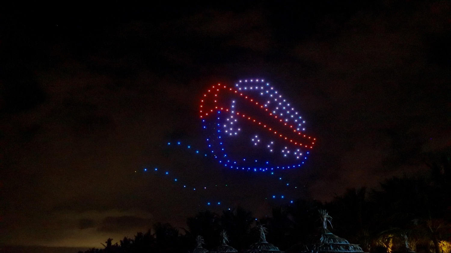 Các drone bắt đầu màn trình diễn bằng việc tái hiện hình ảnh về thời điểm đất nước mở cửa hội nhập, mở ra khát vọng xây dựng Nhà máy Lọc dầu đầu tiên của Việt Nam. Và ở đó, Quảng Ngãi là một tỉnh miền Trung còn nhiều khó khăn được chọn làm nơi đặt NMLD Dung Quất. Sau hơn 16 năm hình thành và phát triển, NMLD Dung Quất được xây dựng hiện đại, bề thế, với công nghệ tiên tiến theo đúng các chuẩn mực quốc tế, đã trở thành biểu tượng của khát vọng tiên phong và hội nhập. Các drone bắt đầu màn trình diễn bằng việc tái hiện hình ảnh về thời điểm đất nước mở cửa hội nhập, mở ra khát vọng xây dựng Nhà máy Lọc dầu đầu tiên của Việt Nam. Và ở đó, Quảng Ngãi là một tỉnh miền Trung còn nhiều khó khăn được chọn làm nơi đặt NMLD Du