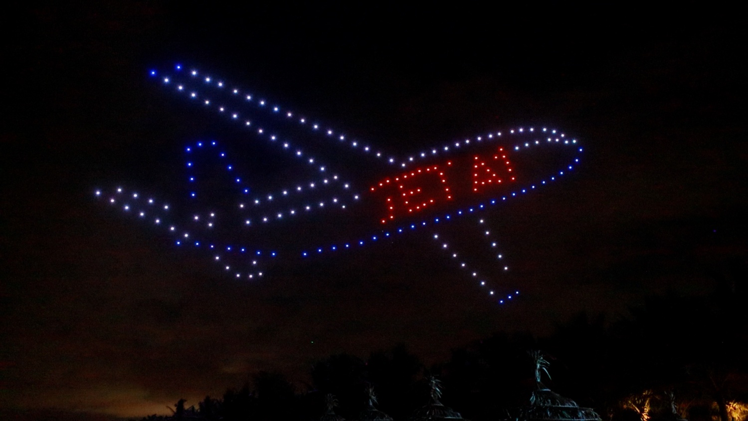 Hình ảnh máy bay cất cánh với dòng chữ “Jet A1” thể hiện việc không chỉ giữ vững thị trường trong nước, BSR đang khẳng định vai trò tiên phong của mình khi từng bước chinh phục các thị trường quốc tế. Bên cạnh việc xuất khẩu sản phẩm FO, LCO, RFCC Naphtha sang thị trường Singapore, Malaysia, PP sang Indonesia… Năm 2025 đánh dấu cột mốc quan trọng khi BSR lần đầu tiên xuất khẩu thành công các lô dầu DO (Diesel Oil) sang nước Cộng hòa Dân chủ Nhân dân Lào. Thành công này được BSR nhanh chóng nhân Hình ảnh máy bay cất cánh với dòng chữ “Jet A1” thể hiện việc không chỉ giữ vững thị trường trong nước, BSR đang khẳng định vai trò tiên phong của mình khi từng bước chinh phục các thị trường quốc tế. Bên cạnh việc xuất khẩu sản phẩm FO, LCO, RFCC Naphtha