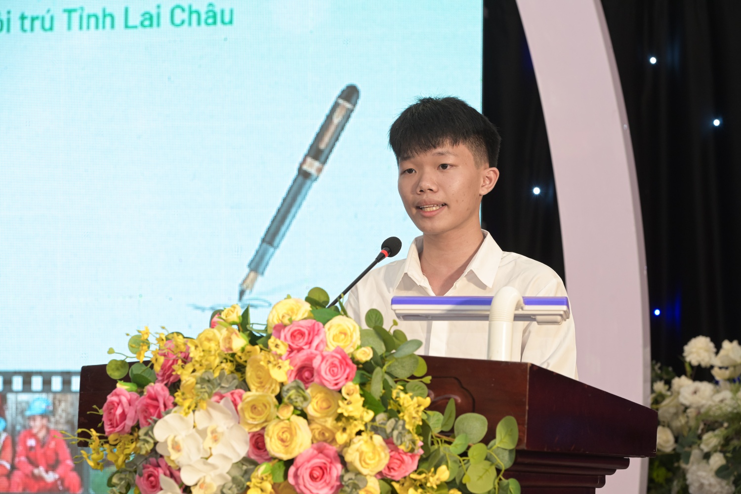 em Lò Gia Tuấn, học sinh lớp 11 Trường Phổ thông Dân tộc Nội trú tỉnh Lai Châu em Lò Gia Tuấn, học sinh lớp 11 Trường Phổ thông Dân tộc Nội trú tỉnh Lai Châu