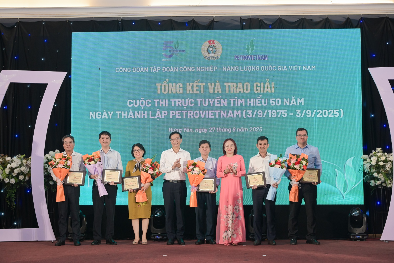 Đồng chí Trần Quang Dũng và đồng chí Nghiêm Thuỳ Lan  trao hoa và biểu trưng cho đại diện các đơn vị có nhiều đoàn viên, người lao động  tham gia trả lời đủ, đúng và nhanh nhất