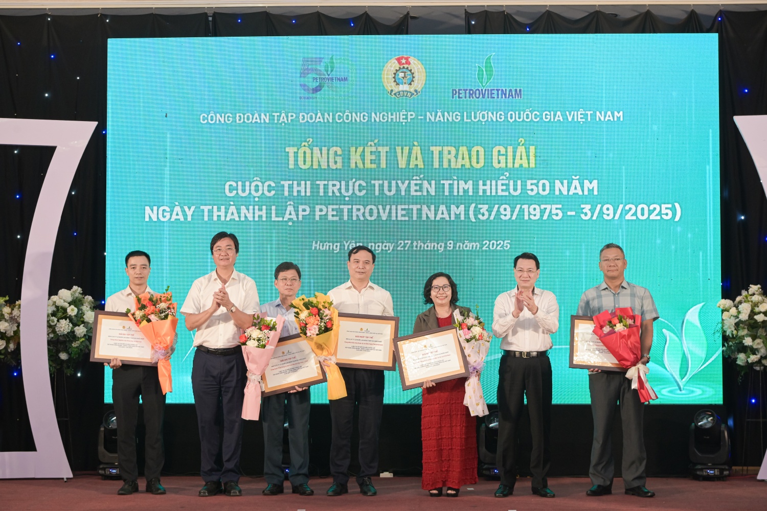 Đồng chí Phạm Tuấn Anh - Thành viên Hội đồng thành viên Tập đoàn và đồng chí Nguyễn Mạnh Kha - Phó Chủ tịch Thường trực Công đoàn Petrovietnam trao giải cho các đơn vị có tỷ lệ cán bộ đoàn viên, người lao động tham gia trả lời đông nhất