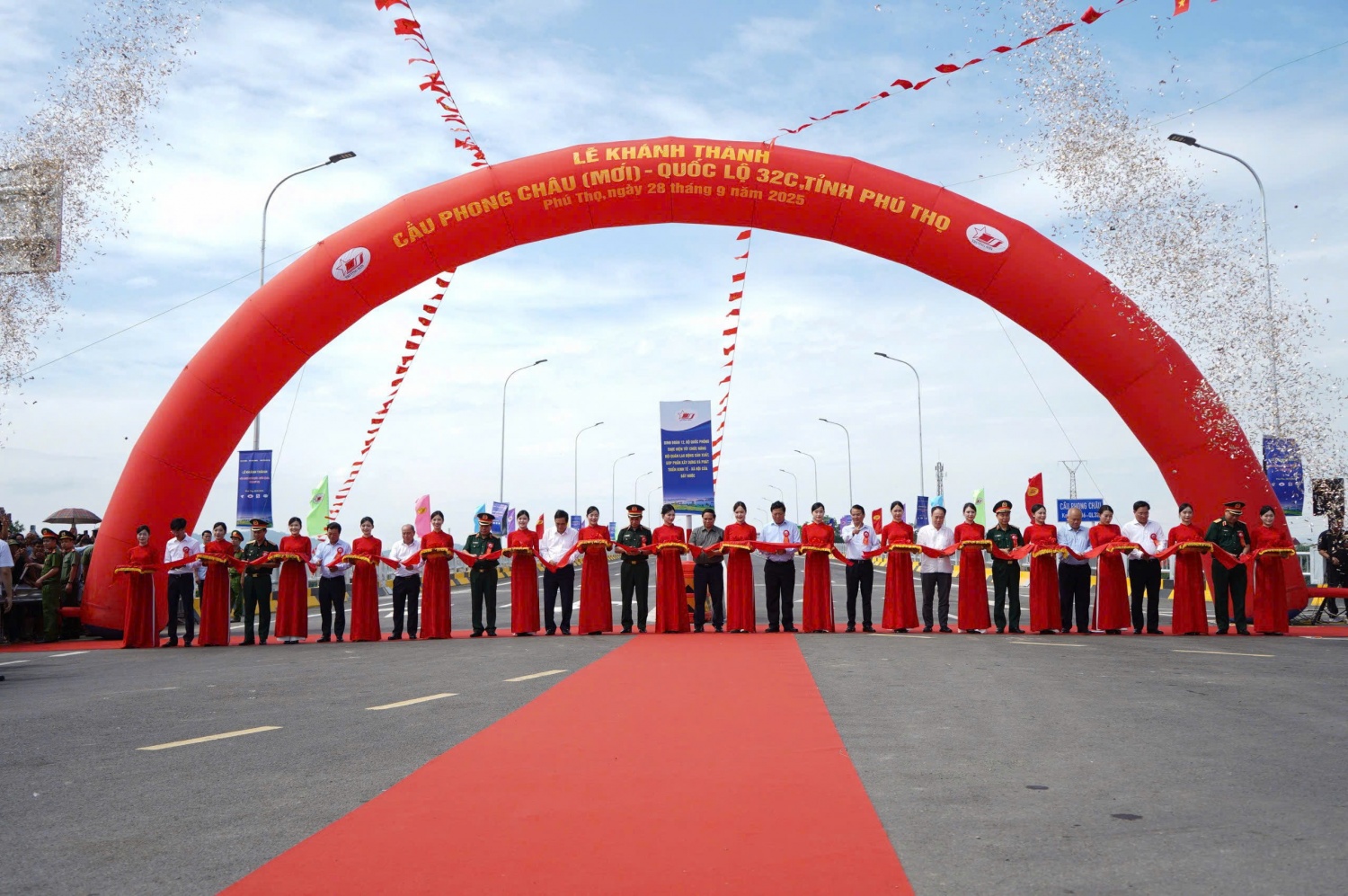 Khánh thành cầu Phong Châu mới trên Quốc lộ 32C