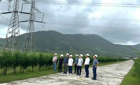 Hai đoàn công tác của EVNNPT chỉ huy, ứng trực tại vùng tâm bão số 10