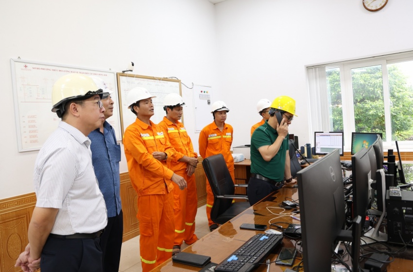 Hai đoàn công tác của EVNNPT chỉ huy, ứng trực tại vùng tâm bão số 10
