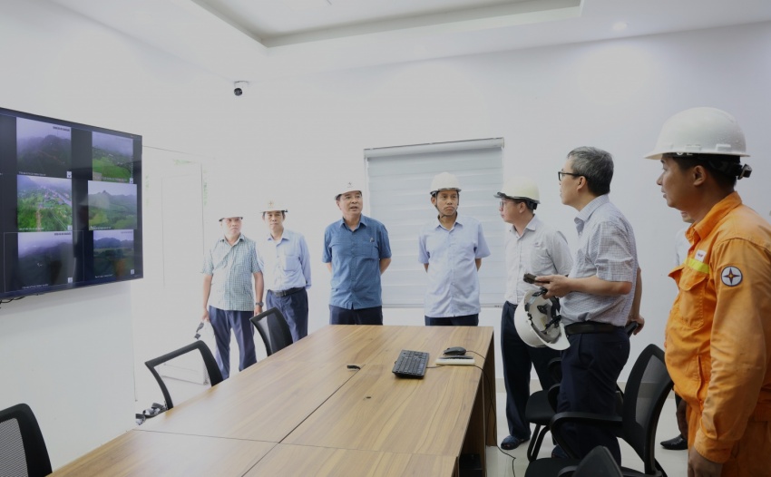 Hai đoàn công tác của EVNNPT chỉ huy, ứng trực tại vùng tâm bão số 10
