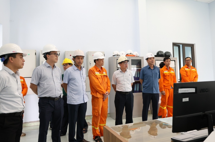 Hai đoàn công tác của EVNNPT chỉ huy, ứng trực tại vùng tâm bão số 10
