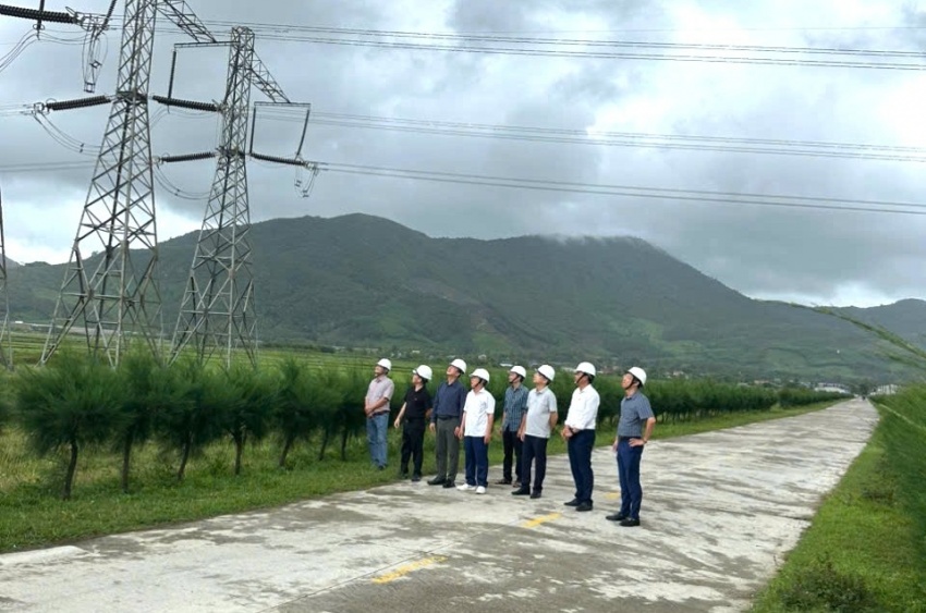 Hai đoàn công tác của EVNNPT chỉ huy, ứng trực tại vùng tâm bão số 10