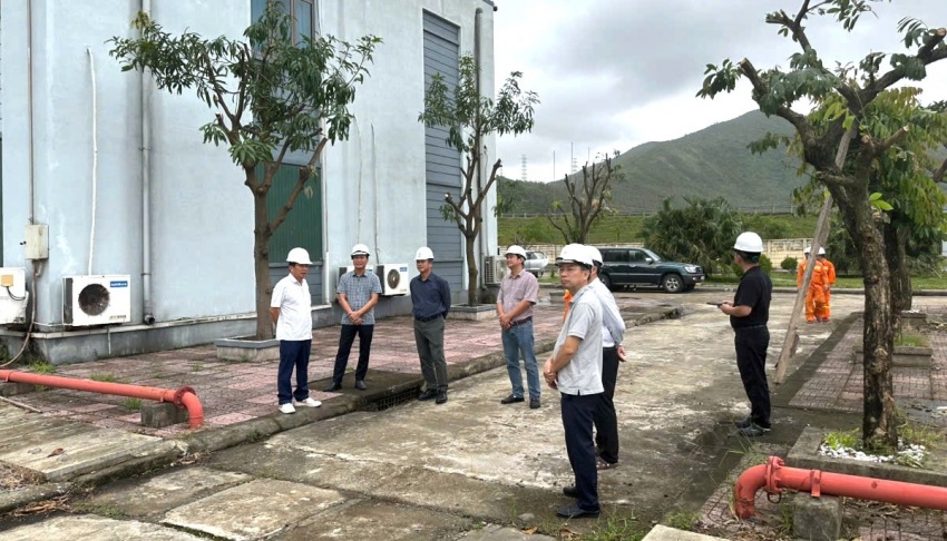 Hai đoàn công tác của EVNNPT chỉ huy, ứng trực tại vùng tâm bão số 10