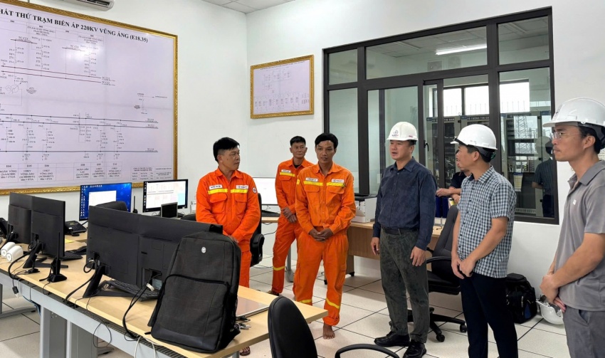 Hai đoàn công tác của EVNNPT chỉ huy, ứng trực tại vùng tâm bão số 10