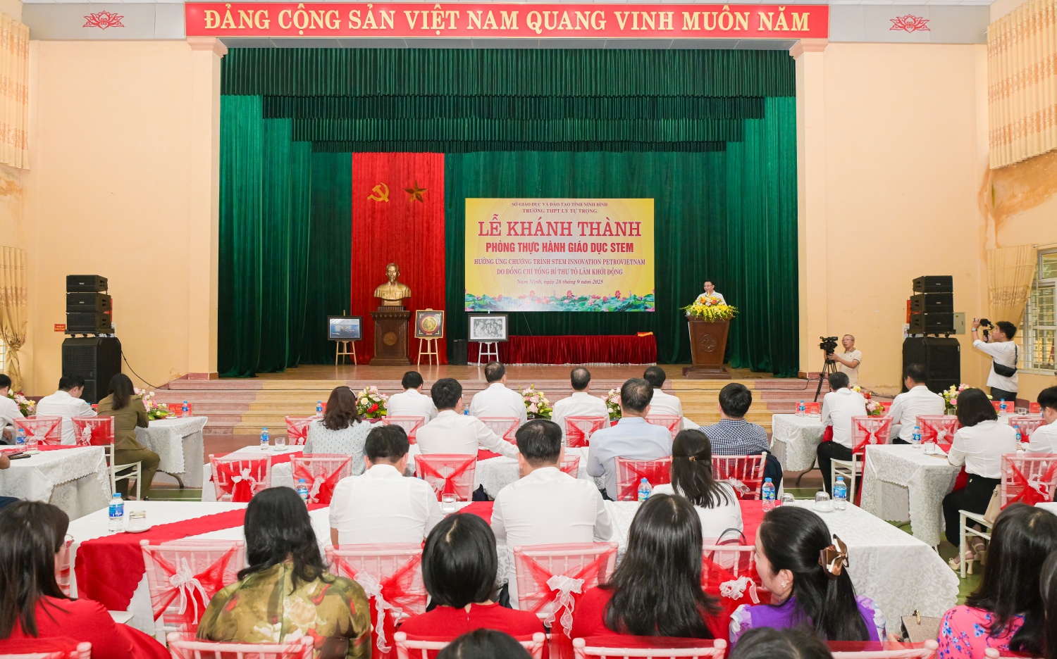 Petrovietnam/PV GAS trao tặng phòng thực hành STEM tại Ninh Bình: Chung tay thực hiện đột phá phát triển giáo dục Petrovietnam/PV GAS trao tặng phòng thực hành STEM tại Ninh Bình: Chung tay thực hiện đột phá phát triển giáo dục