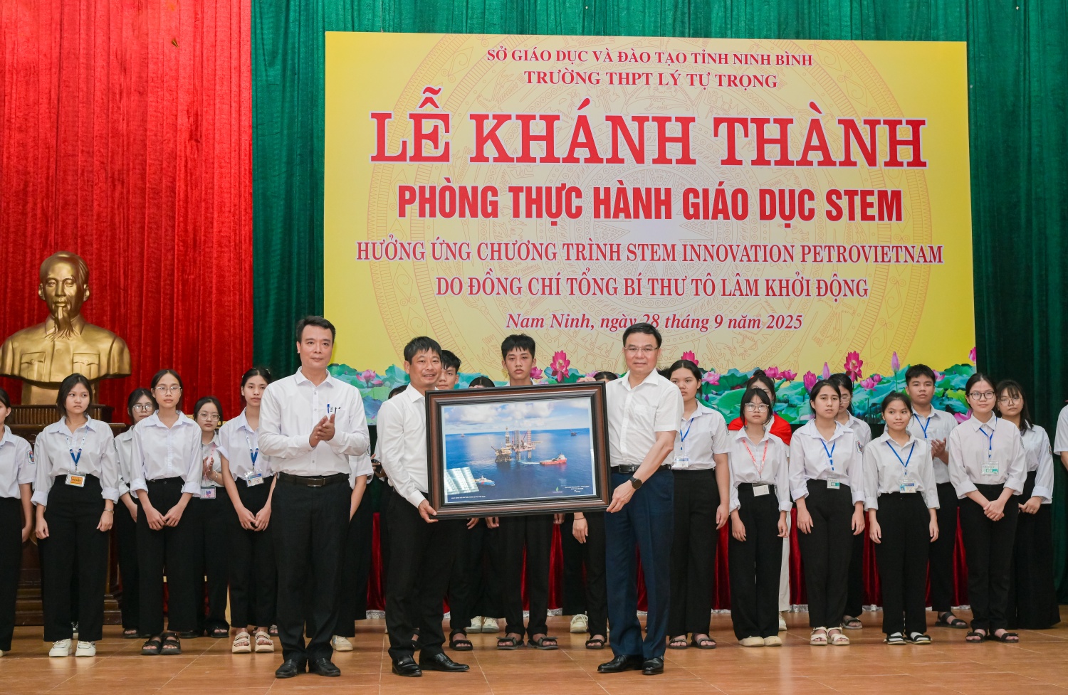 [Chùm ảnh] Petrovietnam/PV GAS khánh thành phòng thực hành STEM tại Trường THPT Lý Tự Trọng, Ninh Bình