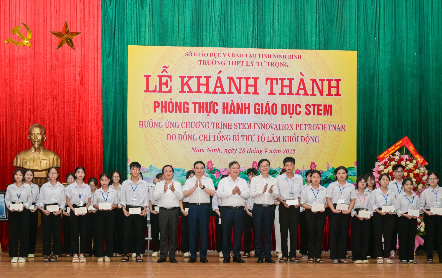 Petrovietnam/PV GAS trao tặng phòng thực hành STEM tại Ninh Bình: Chung tay thực hiện đột phá phát triển giáo dục Petrovietnam/PV GAS trao tặng phòng thực hành STEM tại Ninh Bình: Chung tay thực hiện đột phá phát triển giáo dục