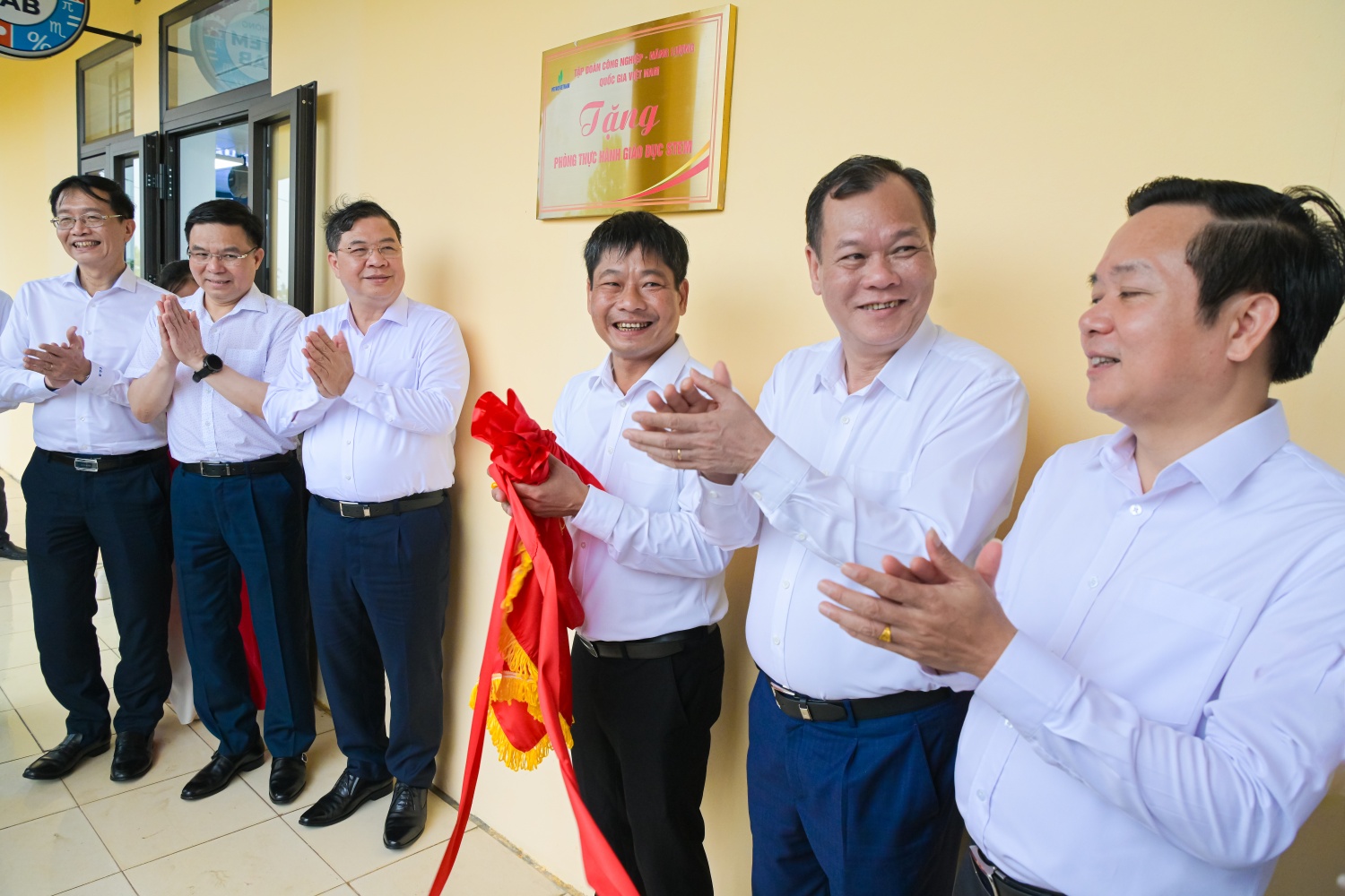 Petrovietnam/PV GAS trao tặng phòng thực hành STEM tại Ninh Bình: Chung tay thực hiện đột phá phát triển giáo dục Petrovietnam/PV GAS trao tặng phòng thực hành STEM tại Ninh Bình: Chung tay thực hiện đột phá phát triển giáo dục