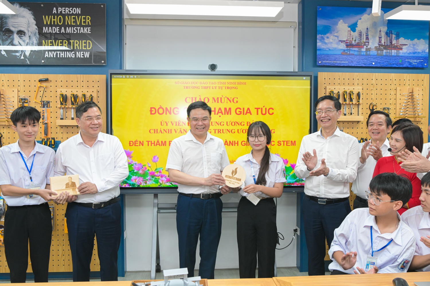 Tại phòng thực hành STEM, các em học sinh đã trực tiếp chế tác những món quà lưu niệm bằng máy khắc và trân trọng gửi tặng tới các đại biểu Tại phòng thực hành STEM, các em học sinh đã trực tiếp chế tác những món quà lưu niệm bằng máy khắc và trân trọng gửi tặng tới các đại biểu