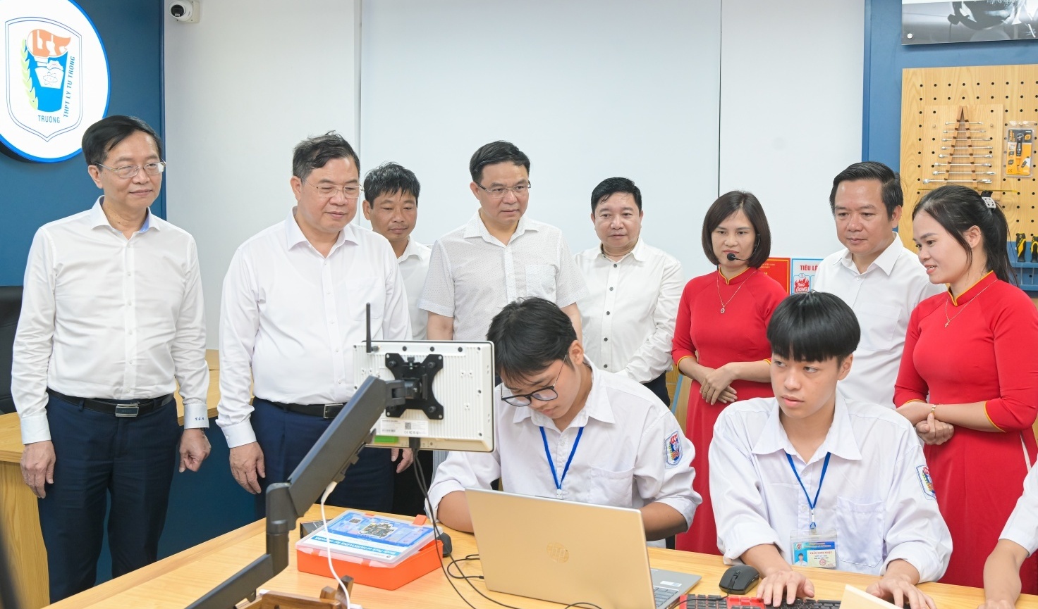 [Chùm ảnh] Petrovietnam/PV GAS khánh thành phòng thực hành STEM tại Trường THPT Lý Tự Trọng, Ninh Bình