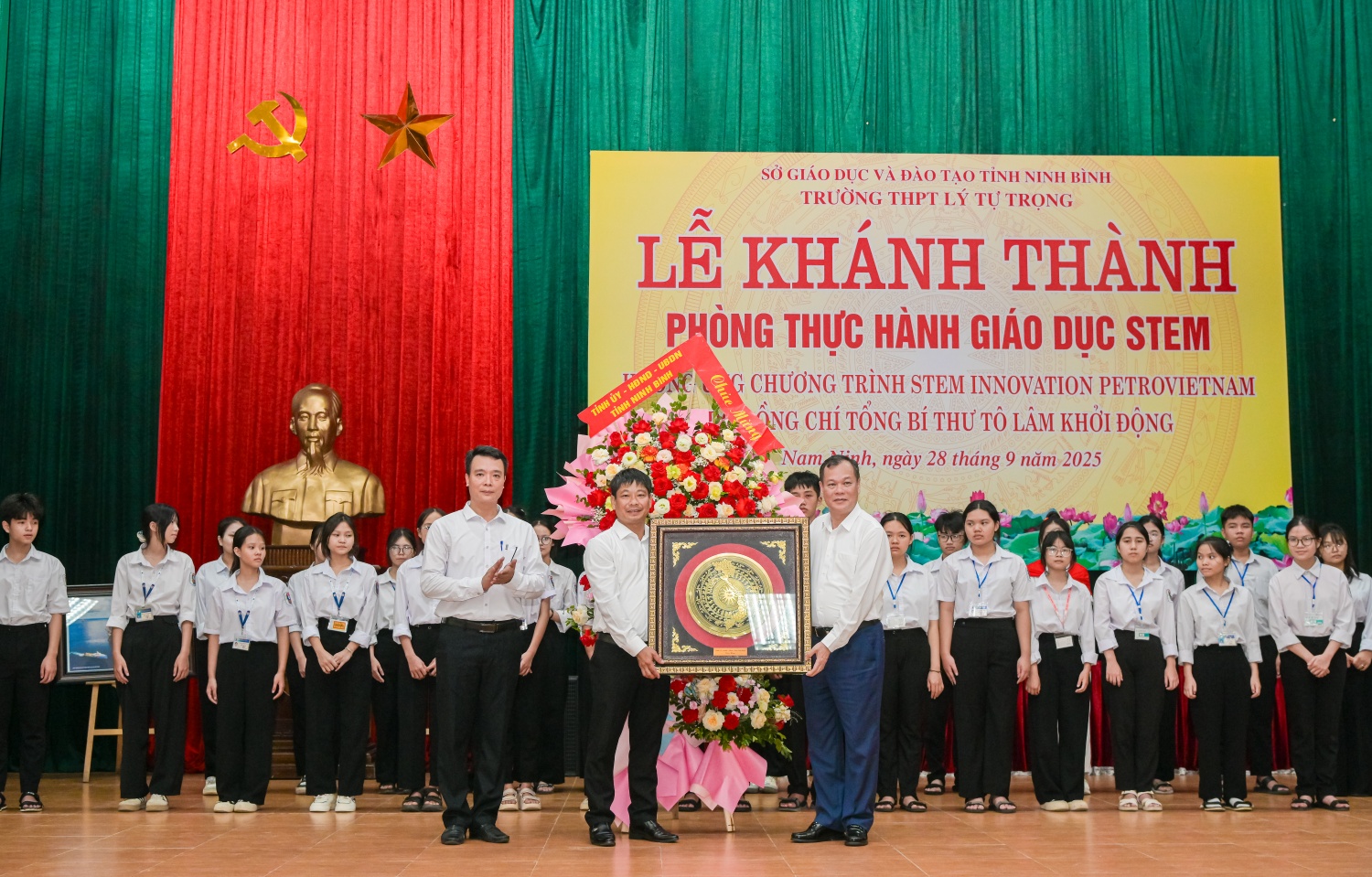 [Chùm ảnh] Petrovietnam/PV GAS khánh thành phòng thực hành STEM tại Trường THPT Lý Tự Trọng, Ninh Bình