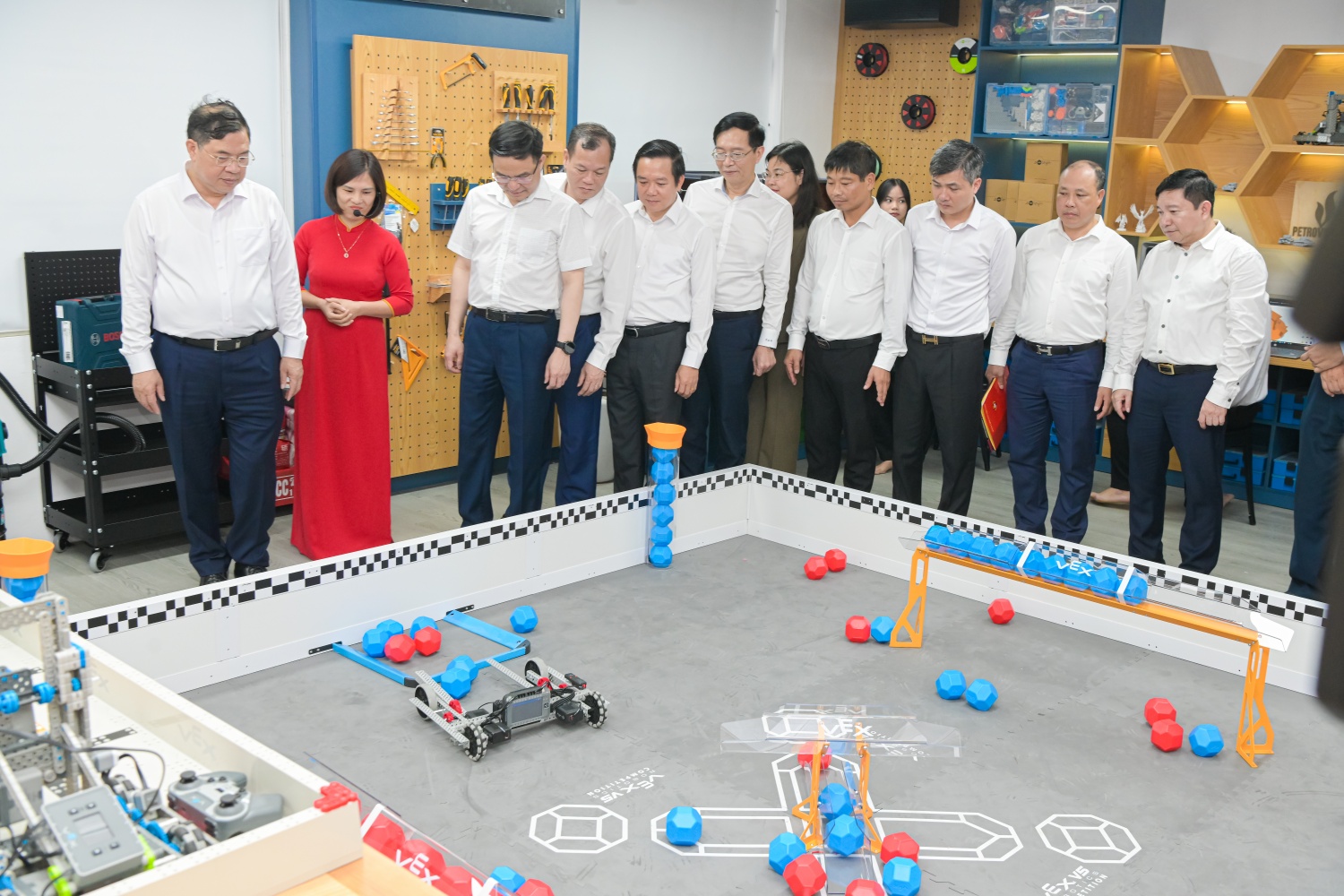 Các đại biểu tham quan phòng thực hành STEM Các đại biểu tham quan phòng thực hành STEM