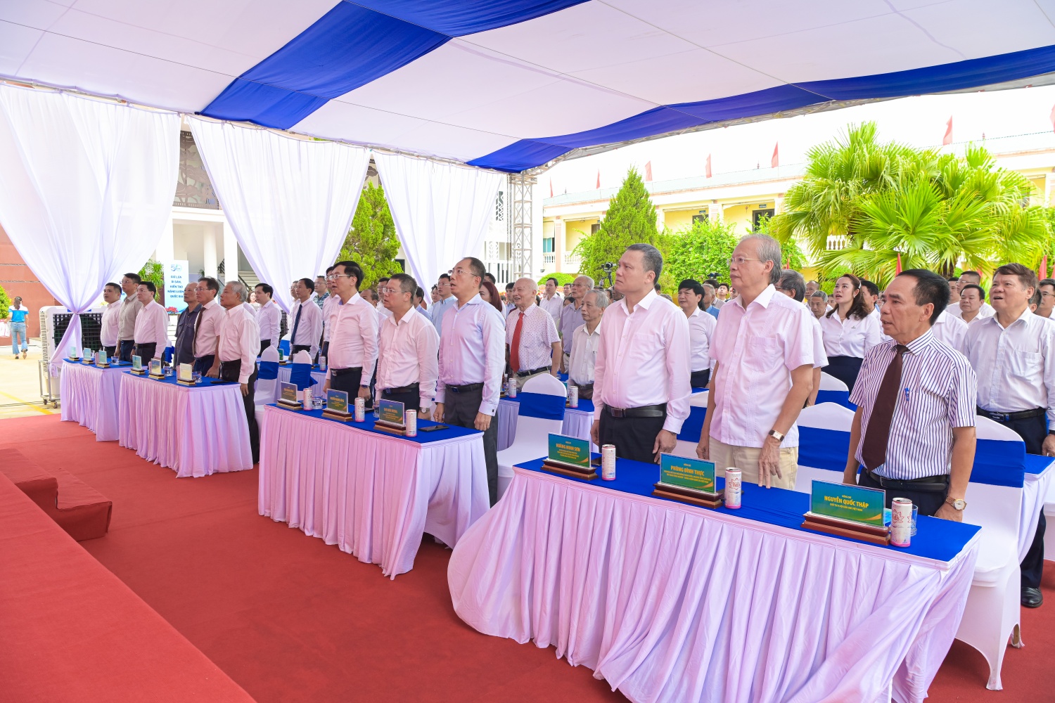 Các đại biểu thực hiện nghi thức chào cờ Các đại biểu thực hiện nghi thức chào cờ