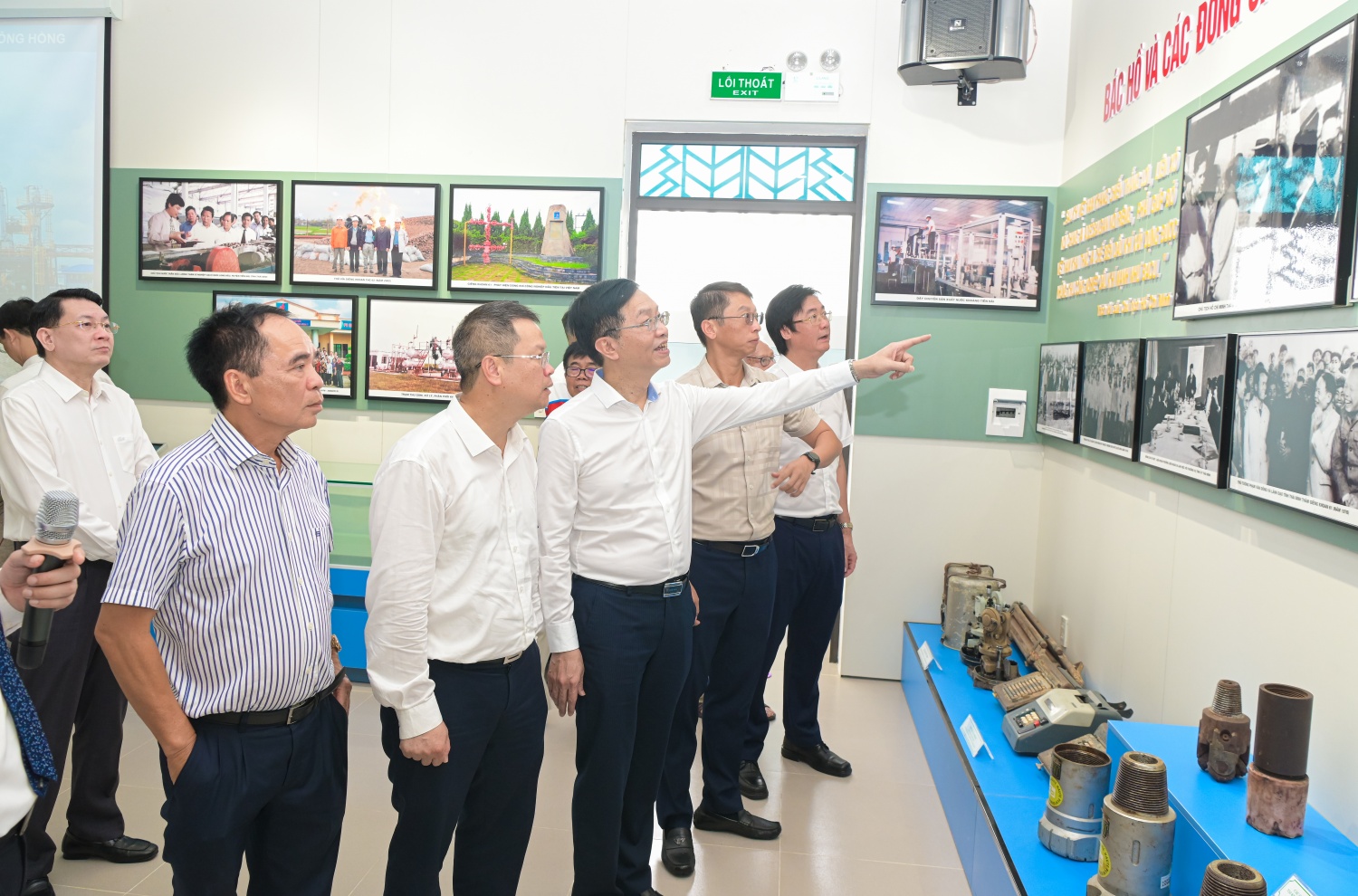 Các đại biểu tham quan các hiện vật được trung bày tại nhà truyền thống Các đại biểu tham quan các hiện vật được trung bày tại nhà truyền thống