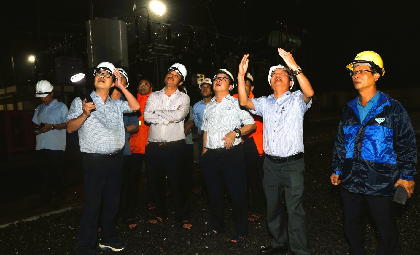 Lãnh đạo EVNNPT trắng đêm trực ứng phó với bão số 10