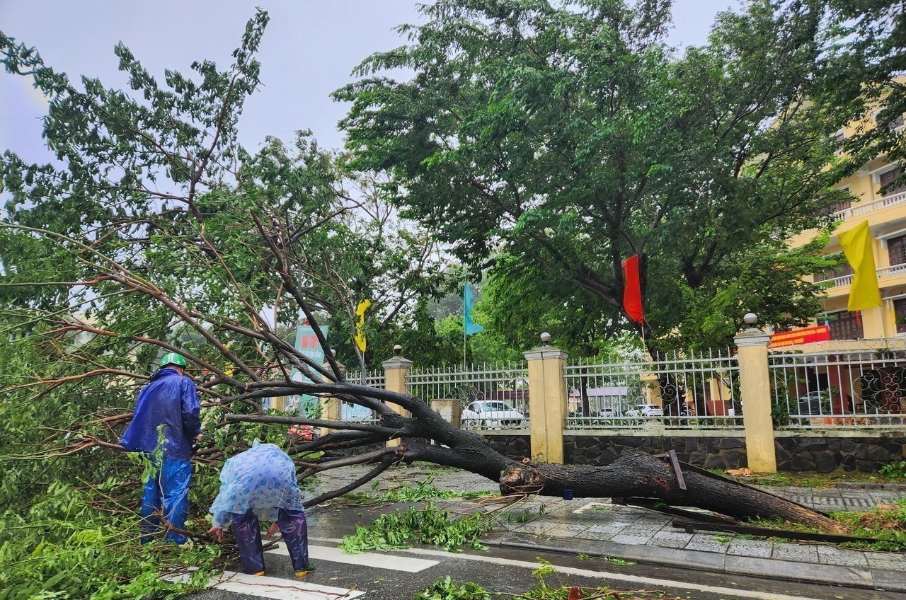 Bộ Công Thương chỉ đạo khẩn trương khắc phục thiệt hại do bão số 10 và hoàn lưu