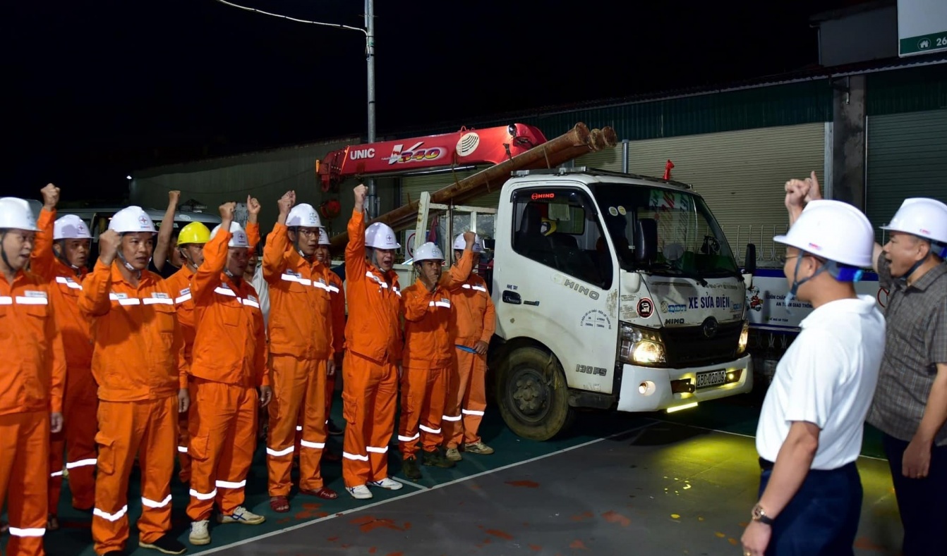 Bão số 10 gây mất điện diện rộng: EVN huy động khẩn cấp lực lượng khắc phục sự cố