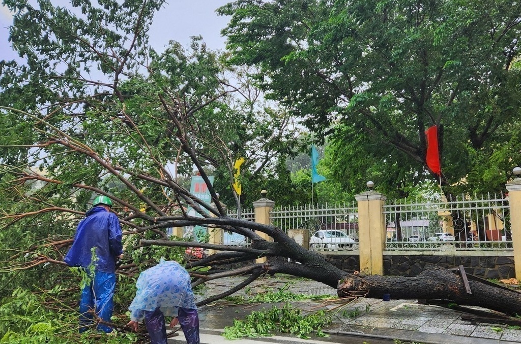 Bộ Công Thương chỉ đạo khẩn trương khắc phục thiệt hại do bão số 10 và hoàn lưu