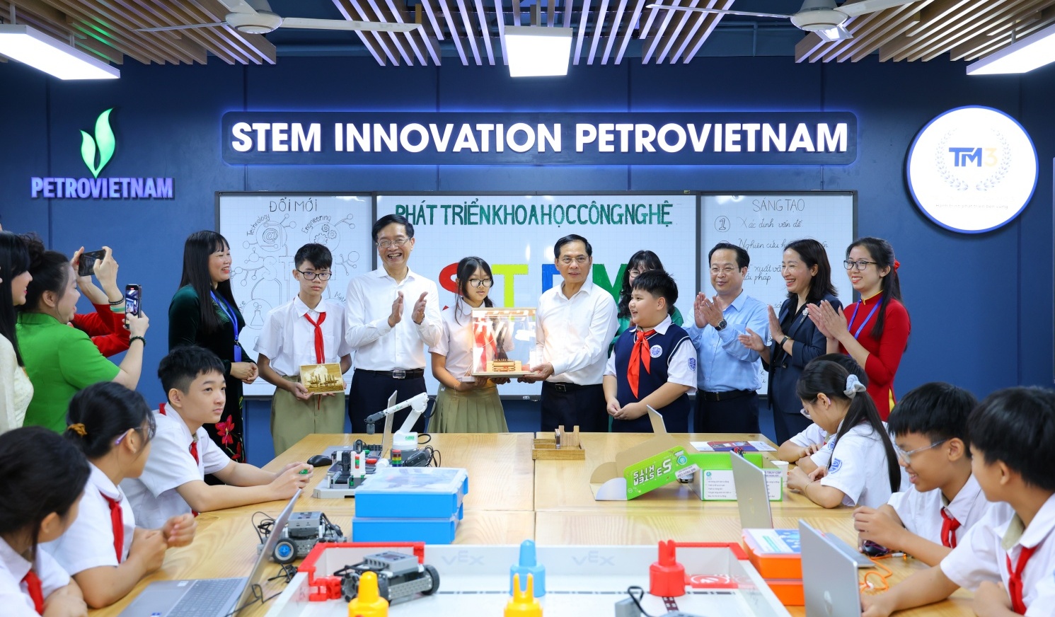 [VIDEO] Khánh thành 2 phòng thực hành STEM tại THCS Tây Mỗ và Tây Mỗ 3