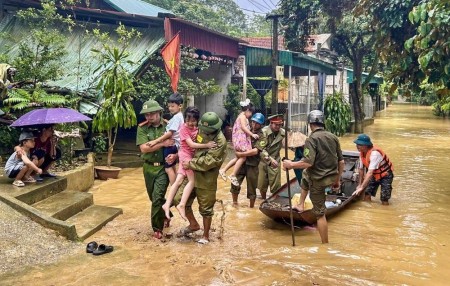 Thủ tướng yêu cầu khẩn trương khắc phục hậu quả bão số 10