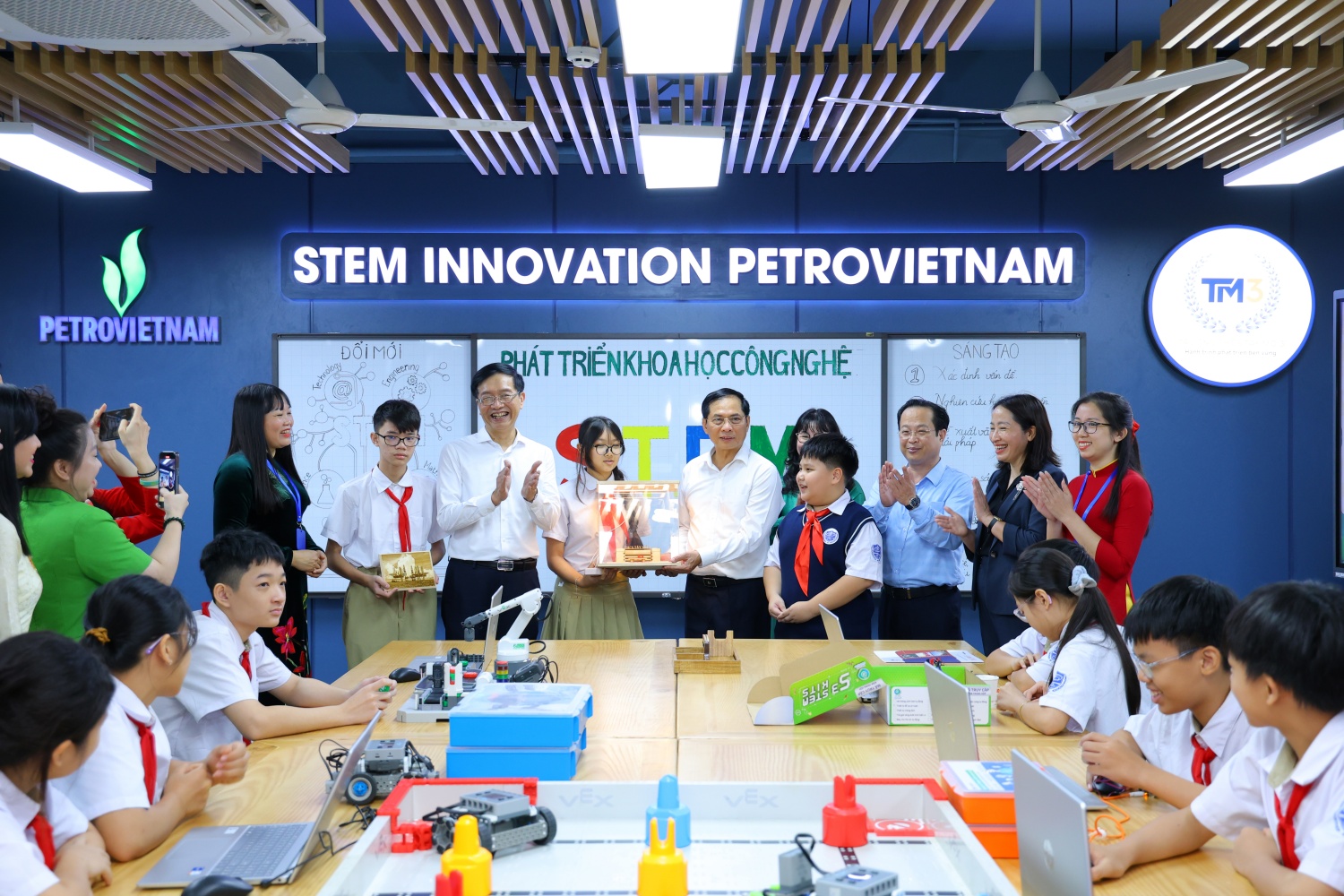 Petrovietnam tiên phong phát triển giáo dục STEM: Khánh thành 2 phòng học tại THCS Tây Mỗ và Tây Mỗ 3