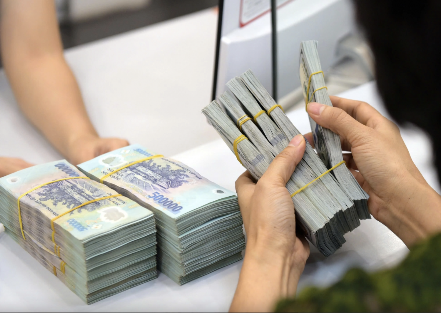 Điểm tin ngân hàng ngày 29/9: Một ngân hàng tăng lãi suất tiết kiệm lên sát trần quy định