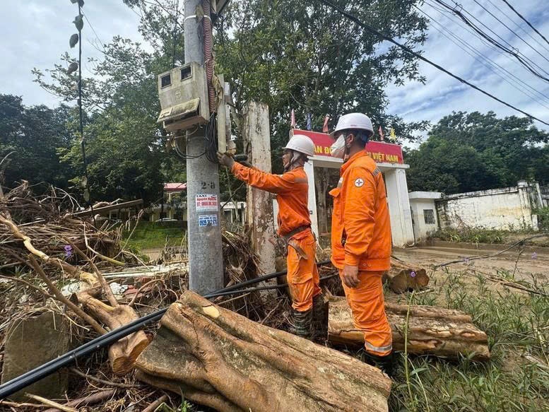 EVN khẩn trương khắc phục sự cố điện do bão số 10 cho hơn 3,4 triệu khách hàng