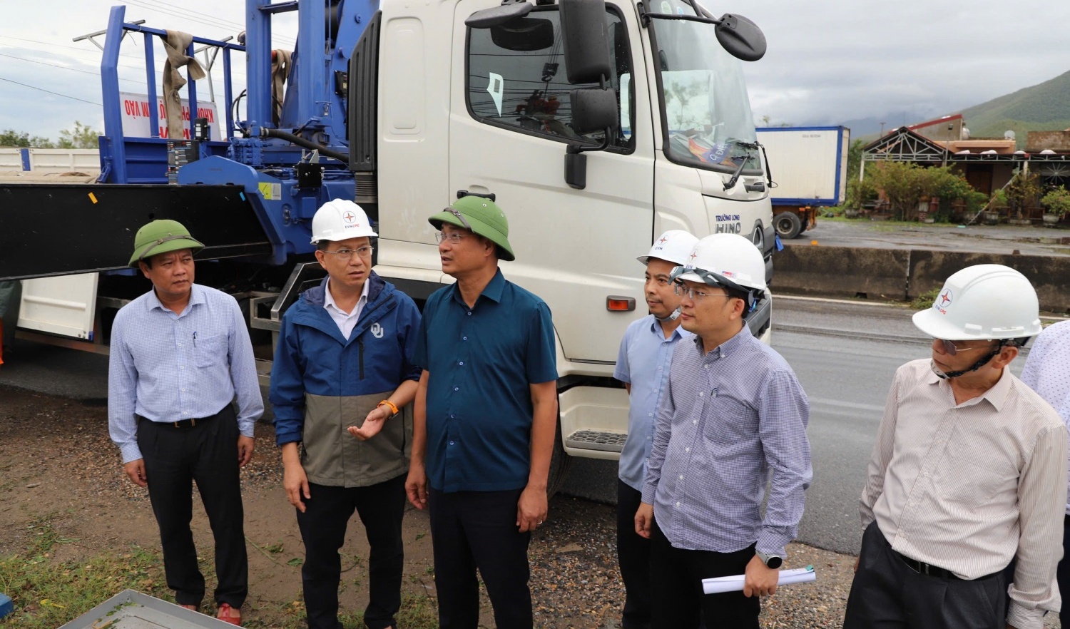 Bí thư Tỉnh ủy Quảng Trị Lê Ngọc Quang thăm, động viên công nhân, kỹ sư EVNCPC khắc phục hậu quả bão số 10
