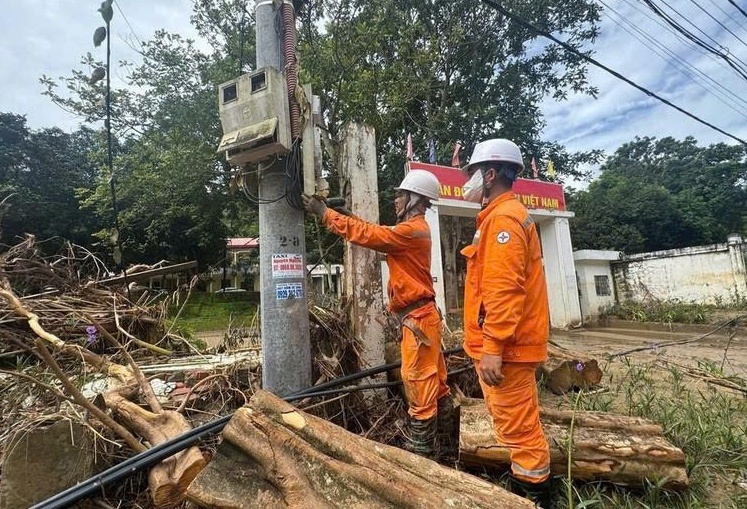 EVN khẩn trương khắc phục sự cố điện do bão số 10 cho hơn 3,4 triệu khách hàng