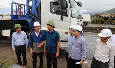 Bí thư Tỉnh ủy Quảng Trị Lê Ngọc Quang thăm, động viên công nhân, kỹ sư EVNCPC khắc phục hậu quả bão số 10