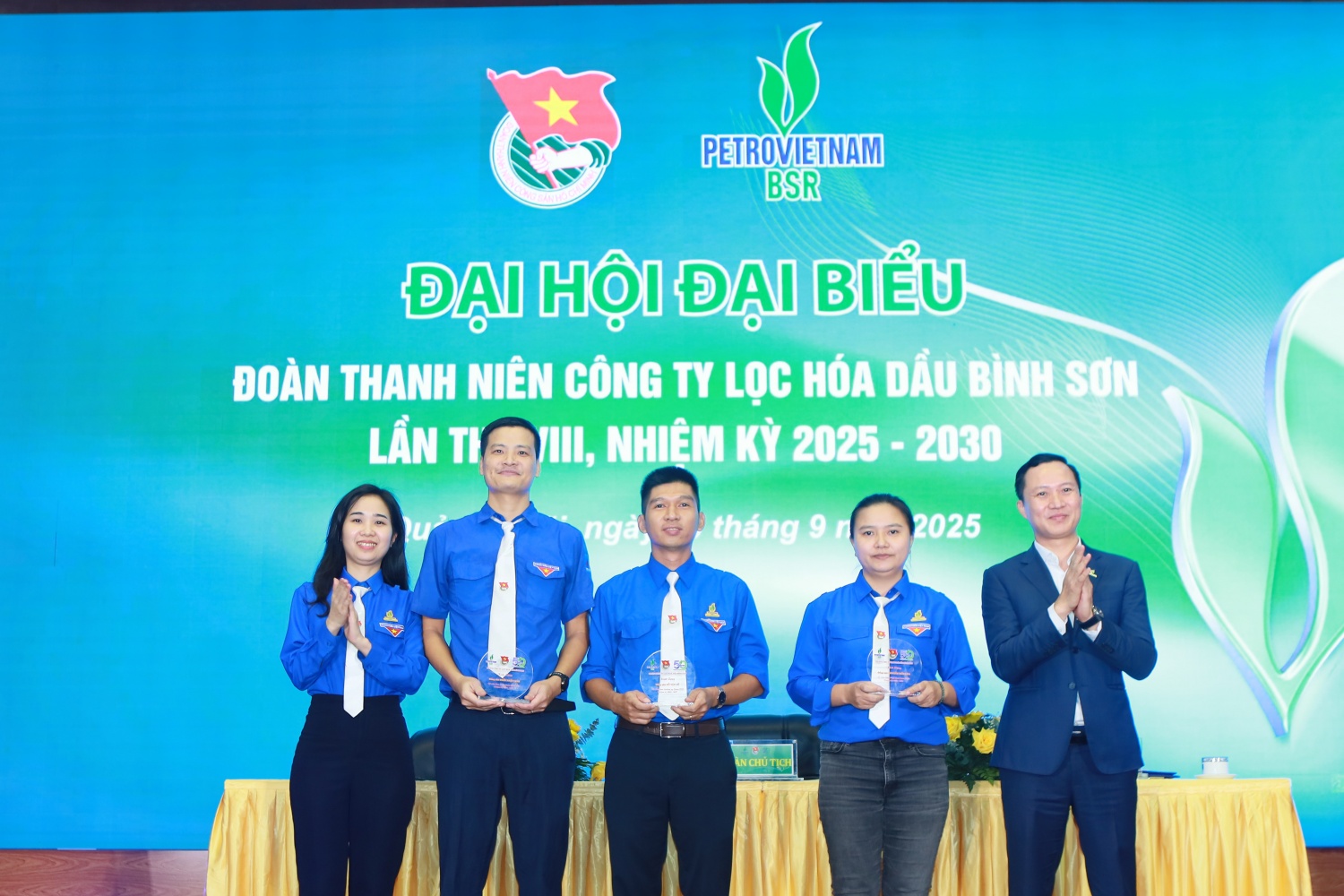 Đại diện Công ty tri ân những đóng góp của các đồng chí Ban chấp hành khóa VII, giai đoạn 2022 - 2027.