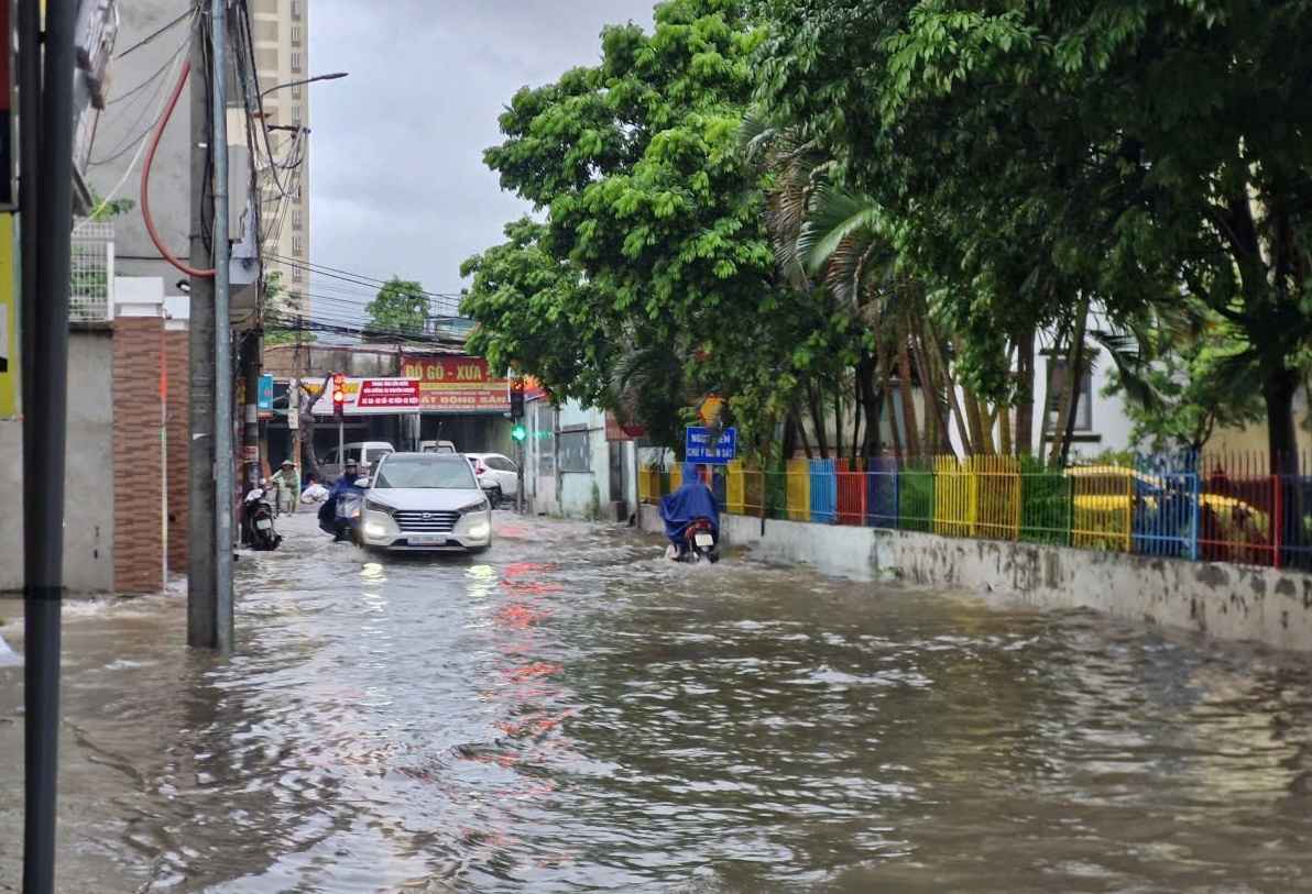 Sau bão số 10, Hà Nội mưa lớn gây ngập úng nhiều tuyến đường