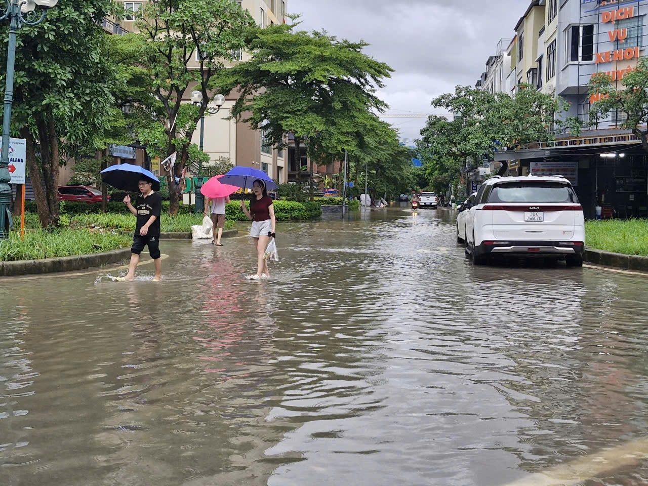 Sau bão số 10, Hà Nội mưa lớn gây ngập úng nhiều tuyến đường