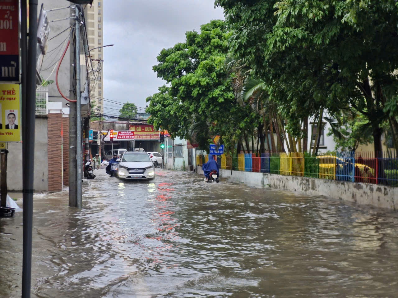Sau bão số 10, Hà Nội mưa lớn gây ngập úng nhiều tuyến đường