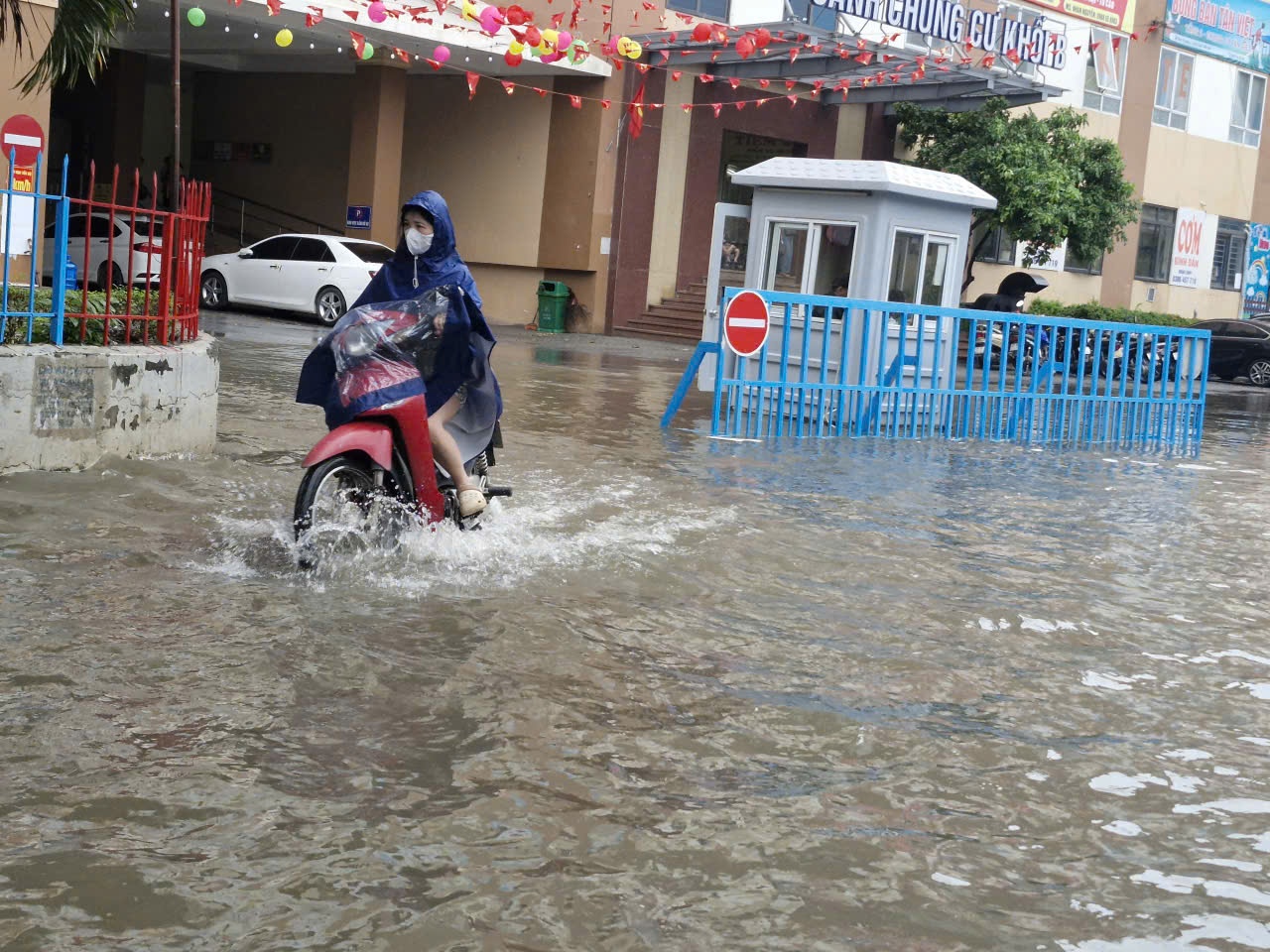 Sau bão số 10, Hà Nội mưa lớn gây ngập úng nhiều tuyến đường