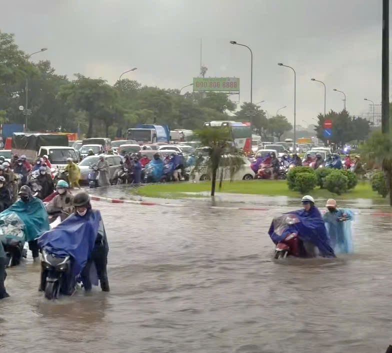 Sau bão số 10, Hà Nội mưa lớn gây ngập úng nhiều tuyến đường