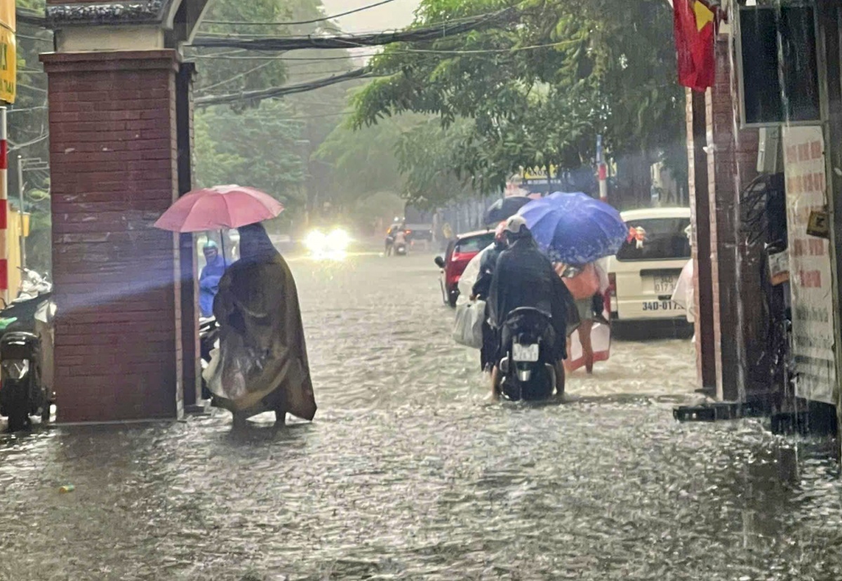 Bão số 10 tràn về sáng 30/9, Hà Nội tê liệt trong biển nước