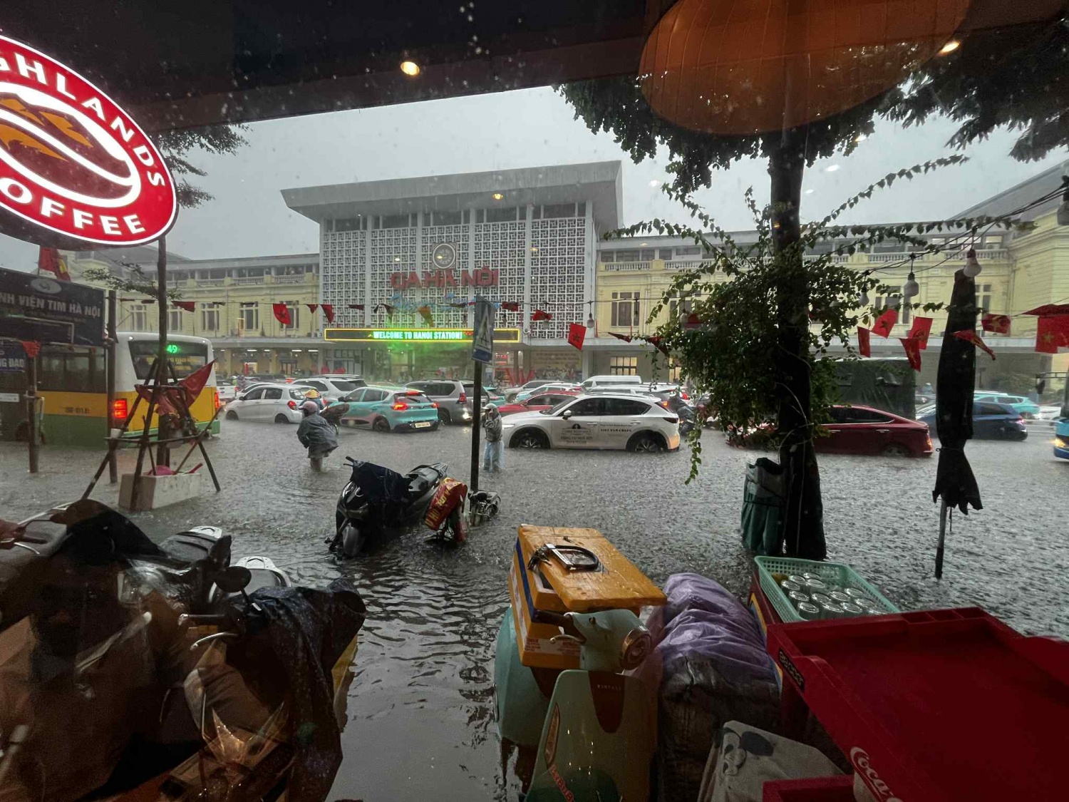 Em ơi... Hà Nội lụt! Em ơi... Hà Nội lụt!