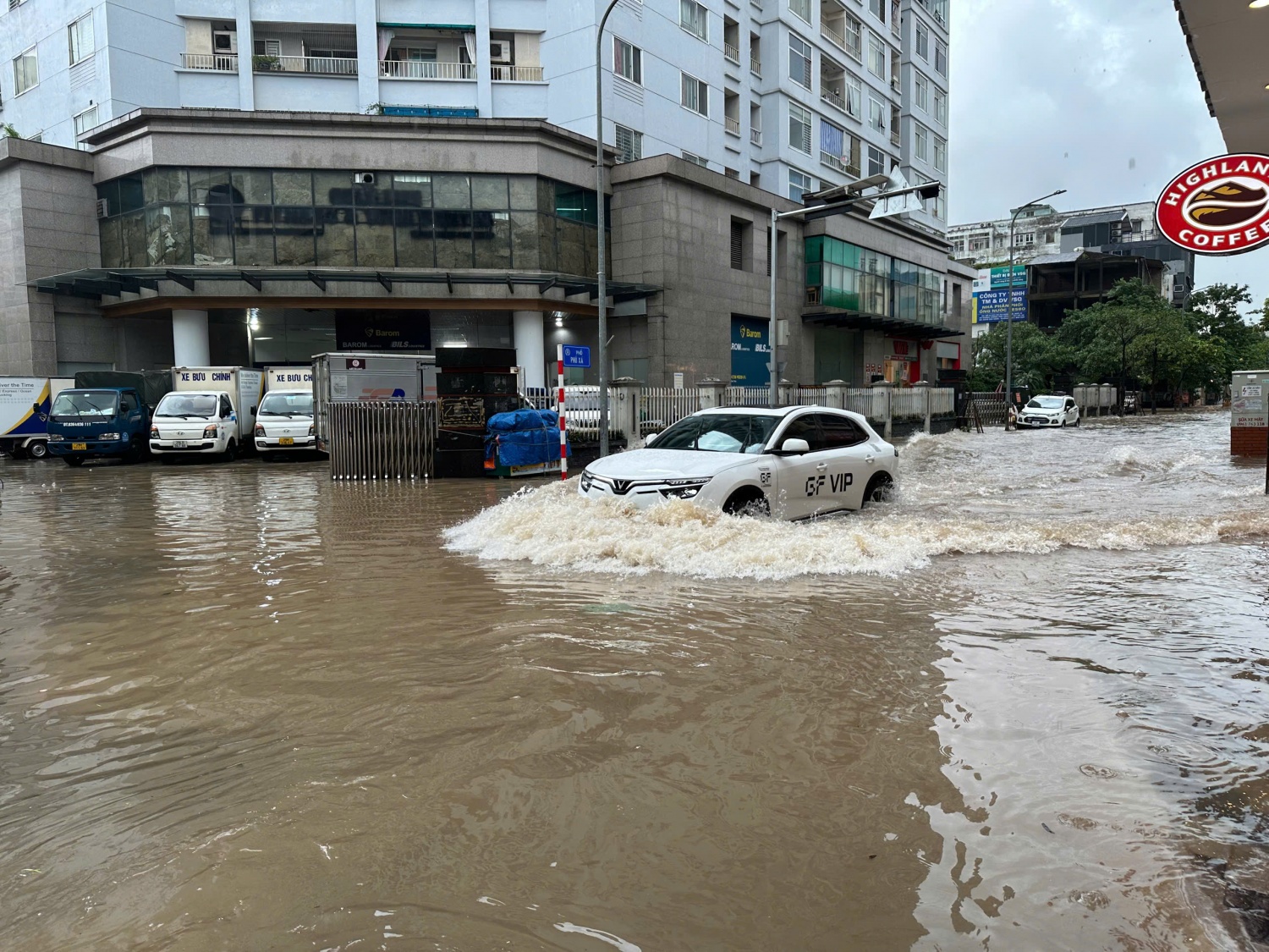 Em ơi... Hà Nội lụt! Em ơi... Hà Nội lụt!