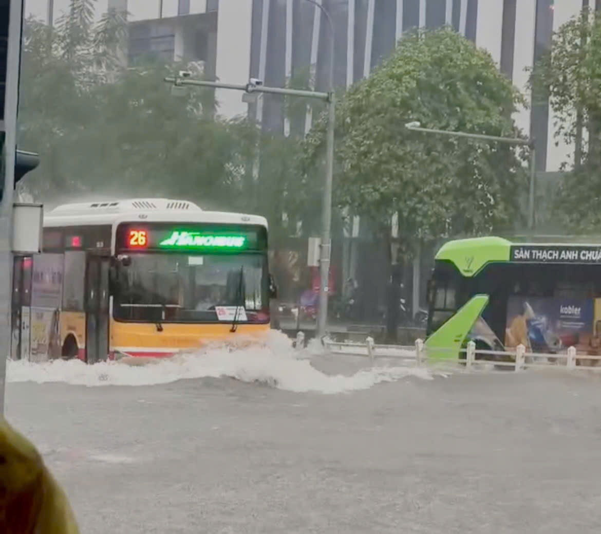 Em ơi... Hà Nội lụt! Em ơi... Hà Nội lụt!