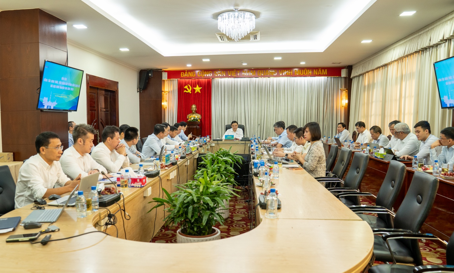 Chủ tịch HĐTV Petrovietnam Lê Mạnh Hùng: “Tốc độ nhanh, hiệu quả cao” đảm bảo tăng trưởng lĩnh vực khai thác dầu khí Chủ tịch HĐTV Petrovietnam Lê Mạnh Hùng: “Tốc độ nhanh, hiệu quả cao” đảm bảo tăng trưởng lĩnh vực khai thác dầu khí