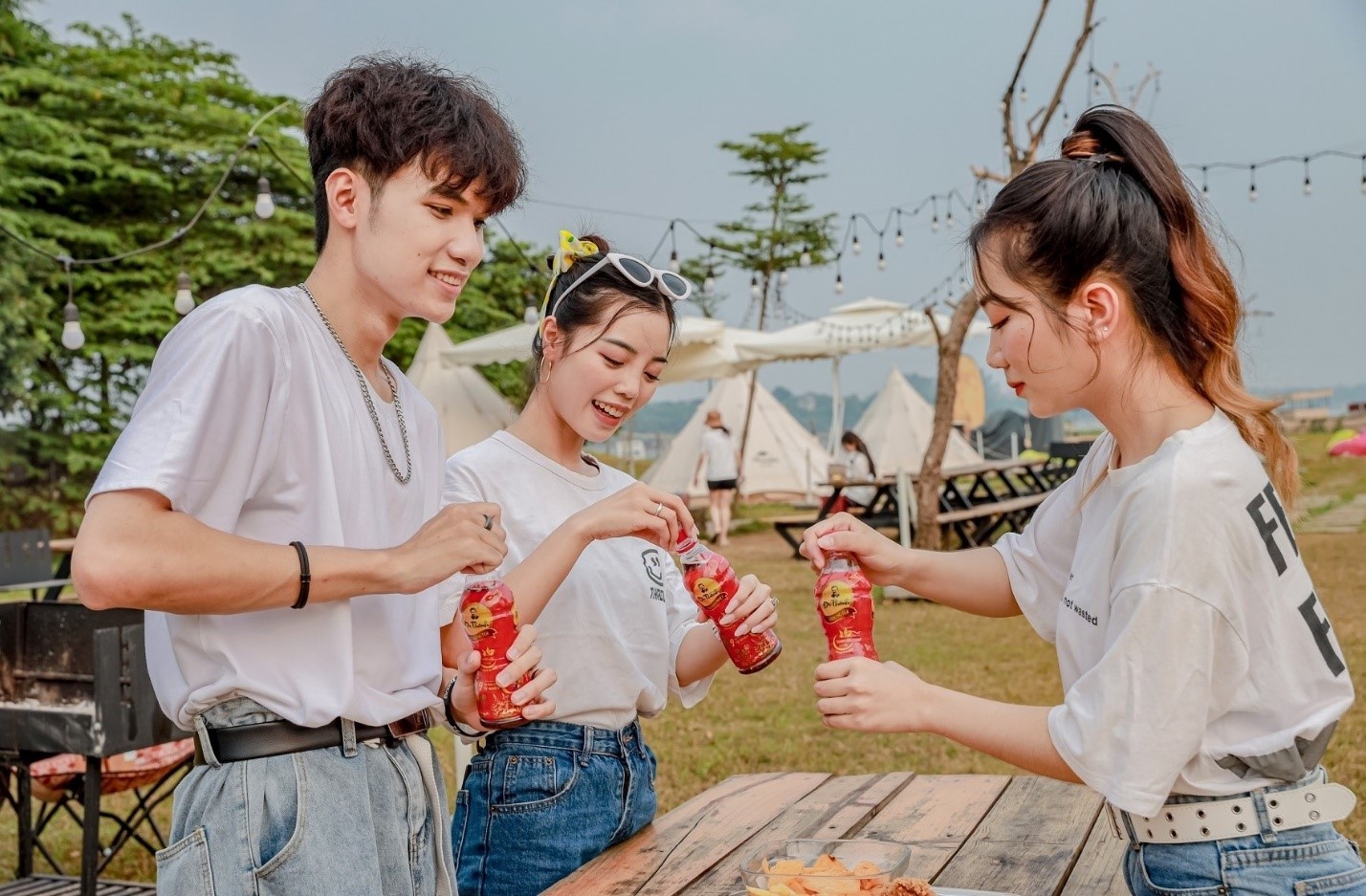 Gen Z “say yes” đồ uống sạch: Hành trình từ thảo mộc tự nhiên đến chuẩn 3 Không của Trà Thanh Nhiệt Dr Thanh Gen Z “say yes” đồ uống sạch: Hành trình từ thảo mộc tự nhiên đến chuẩn 3 Không của Trà Thanh Nhiệt Dr Thanh