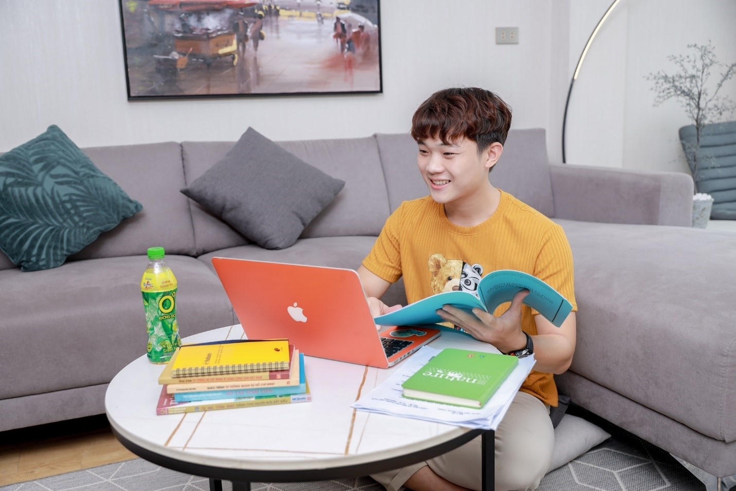 Từ áp lực đến bứt phá: Câu chuyện về nỗ lực vượt stress để trưởng thành của tân sinh viên