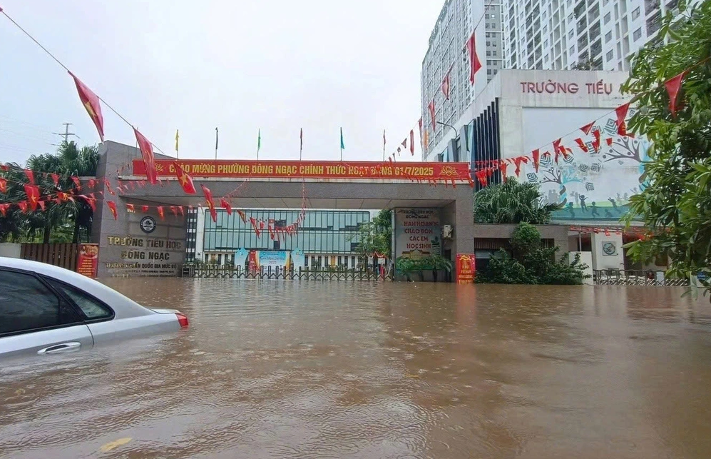 Trường Tiểu học Đông Ngạc thường xuyên ngập sâu khi có mưa lớn